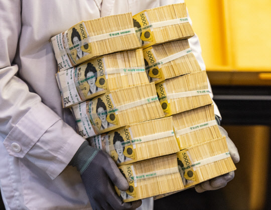 사진은 지난달 1일 서울 중구 하나은행 본점 위변조대응센터에서 관계자가 5만 원 권 지폐들을 정리하는 모습. 연합뉴스 제공.